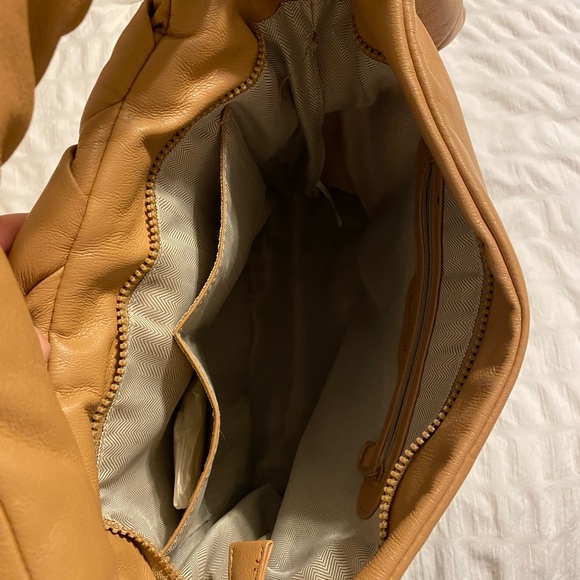 Incredibly soft tan basket weave shoulder bag - Picture 5 of 5